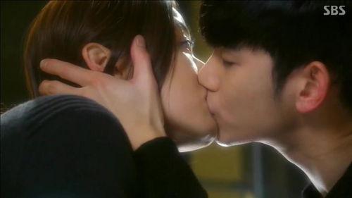 日韩剧床戏强吻亲亲视频,日韩剧床戏中的激情瞬间回顾